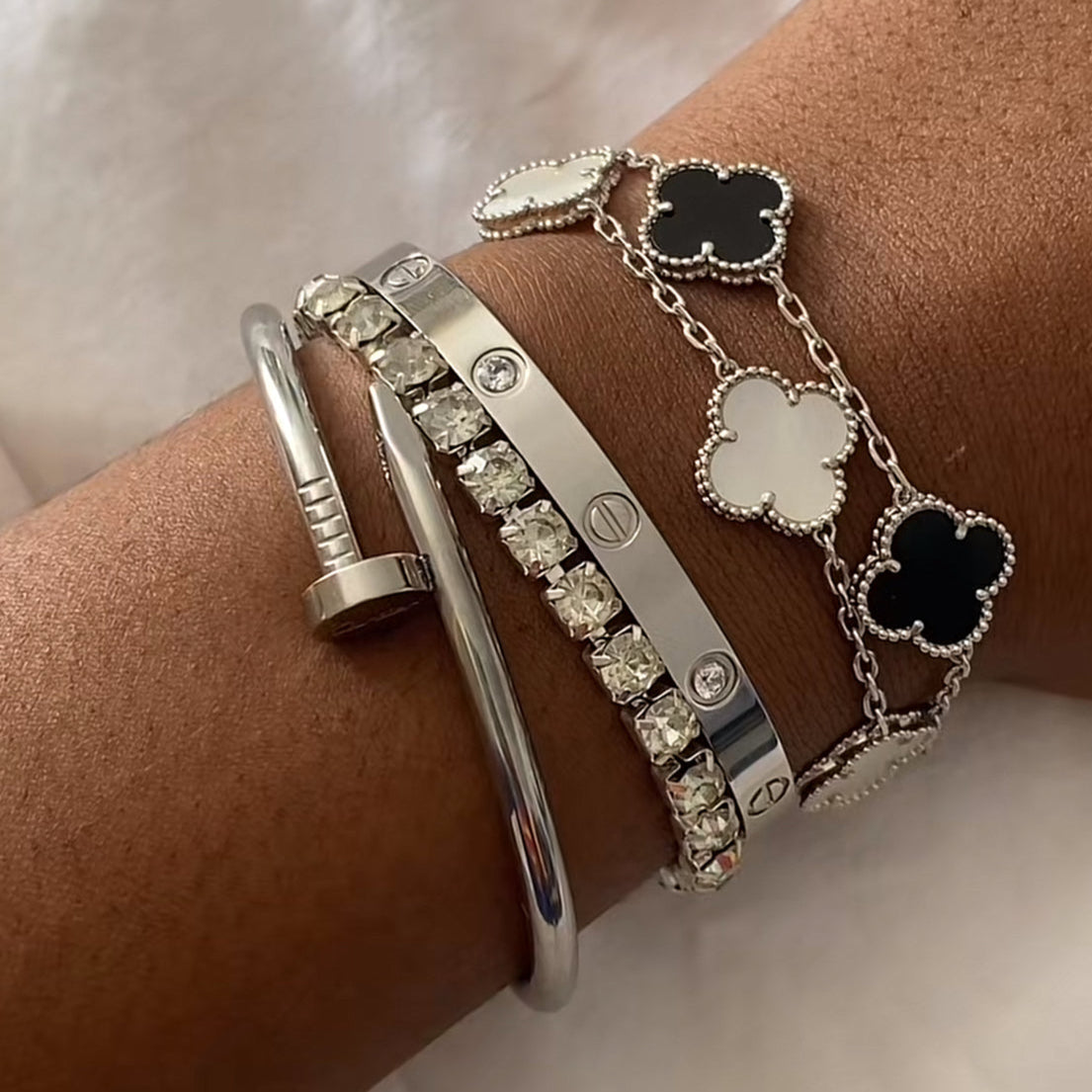 Serenya™ | Luxurious Monochrome Clover Set