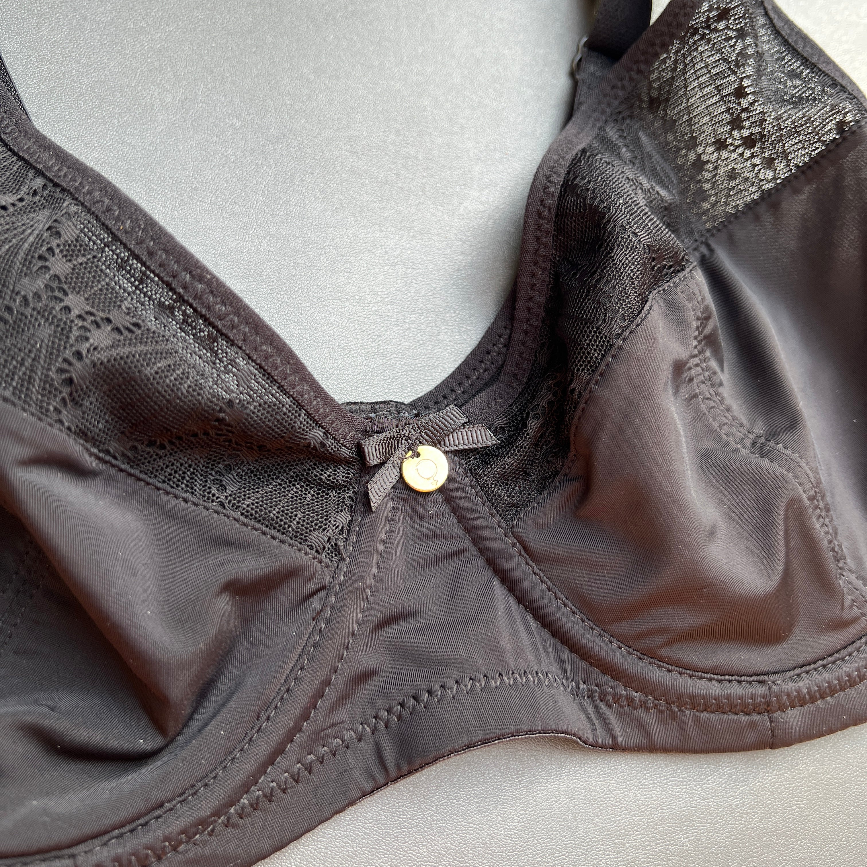 Losha Curvy Double Layer Minimizer Underwire Bra with Lace Detail – Black