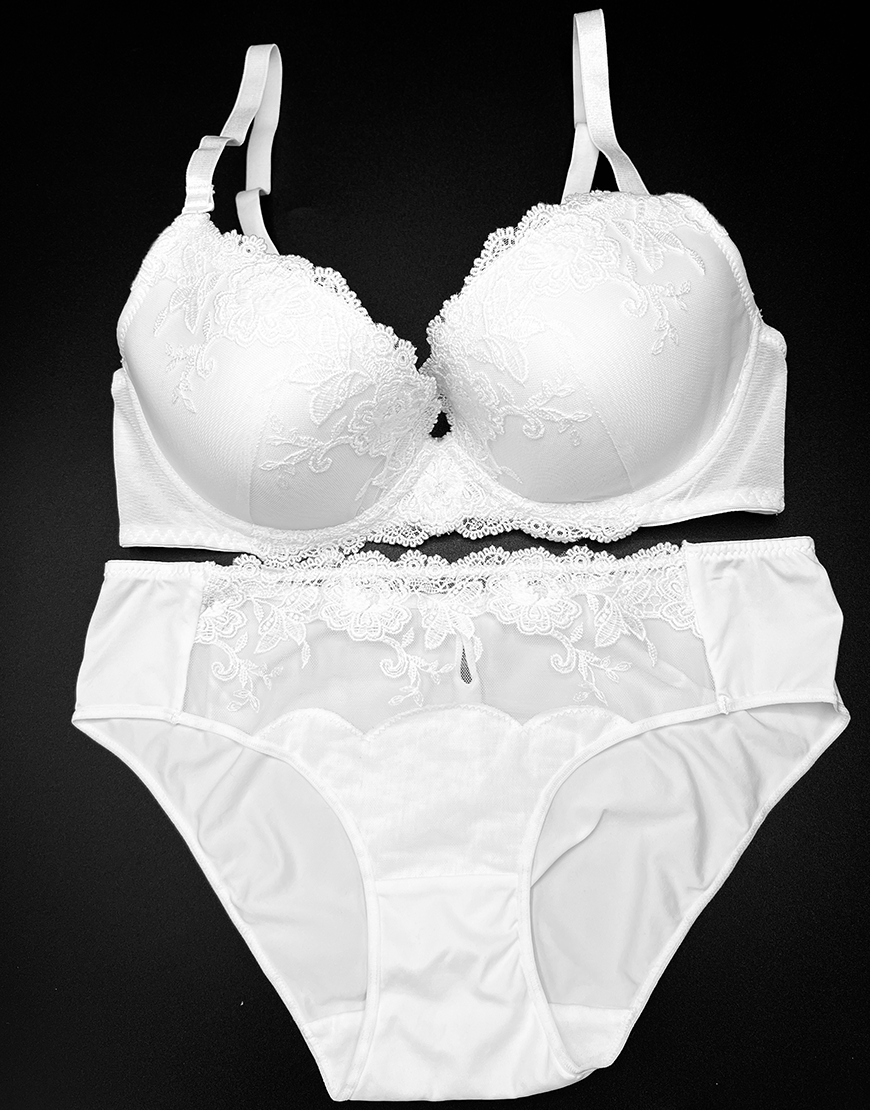 Lightly padded underwire bra with matching panty – White