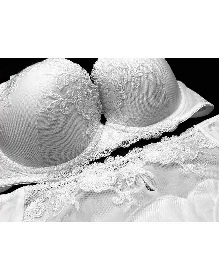 Lightly padded underwire bra with matching panty – White